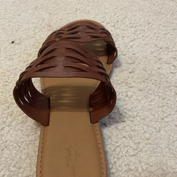 Universal Thread Sandals - Picture 3 of 5
